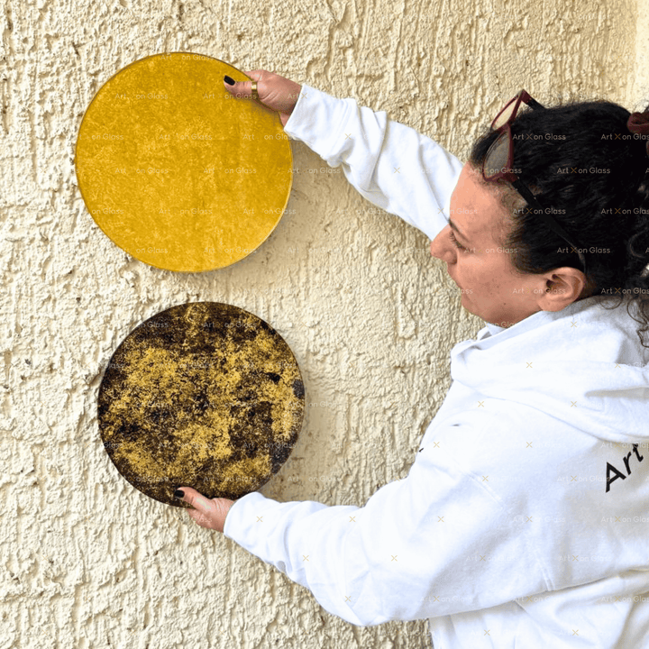 Rundes Glaskunstwerk aus gehärtetem Glas, Ø 30 cm, mit 24-Karat-Gold und von Hand aufgetragenen und gemalten Farben.